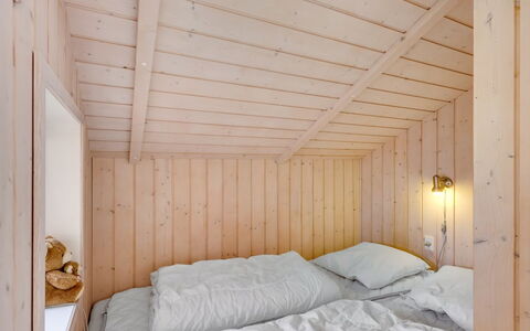 Hialmar - 300M from the Sea: Madera, Habitación, Cama, Diseño De Interiores, Techo, Suelo, Sábana, Lecho, Mueble, Piso