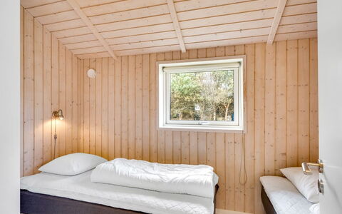 Hialmar - 300M from the Sea: Madera, Habitación, Cama, Sábana, Diseño De Interiores, Techo, Lecho, Piso, Suelo, Marco De La Cama