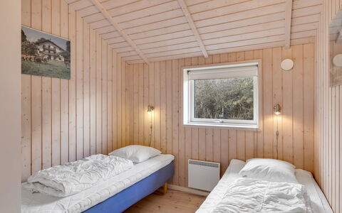 Hialmar - 300M from the Sea: Madera, Habitación, Cama, Lecho, Sábana, Casa, Marco De La Cama, Puerta, Madera Dura, Tablón