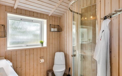 Hialmar - 300M from the Sea: Madera, Piso, Suelo, Arreglo De Tubería, Techo, Diseño De Interiores, Habitación, Plomería, Baño, Baño