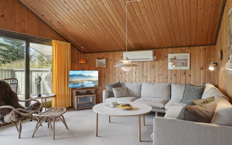 Winter - 500M from the Sea: Diseño De Interiores, Madera, Techo, Mueble, Piso, Habitación, Suelo, Casa, Sala, Lámpara