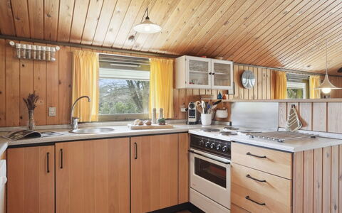 Winter - 500M from the Sea: Madera, Cocina, Diseño De Interiores, Electrodoméstico, Mostrador, Aparato De Cocina, Piso, Mueble, Suelo, Manchas De Madera