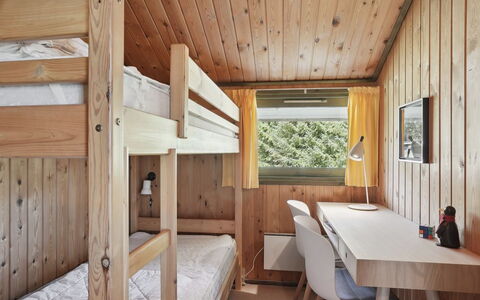Winter - 500M from the Sea: Madera, Habitación, Diseño De Interiores, Techo, Madera Dura, Manchas De Madera, Cama, Habitación, Cuarto De Troncos, Marco De La Cama