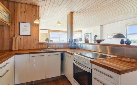 Thomsen - 475M from the Sea: Piso, Diseño De Interiores, Mostrador, Cocina, Suelo, Madera, Techo, Gabinetes, Suelos De Madera, Mueble