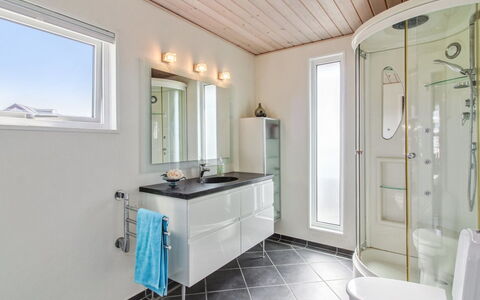 Thomsen - 475M from the Sea: Arreglo De Tubería, Diseño De Interiores, Piso, Techo, Suelo, Lavabo, Baño, Grifo, Plomería, Mueble De Baño