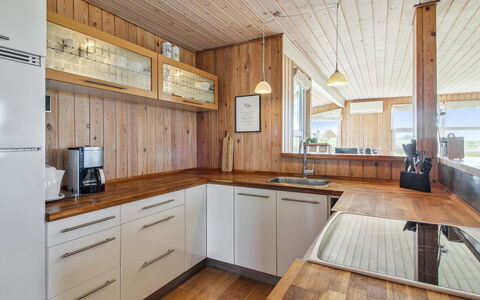 Thomsen - 475M from the Sea: Piso, Cocina, Mostrador, Diseño De Interiores, Madera, Suelo, Gabinetes, Techo, Suelos De Madera, Mueble