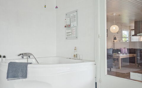 Ingebore - 700M from the Sea: Diseño De Interiores, Piso, Suelo, Arreglo De Tubería, Techo, Baño, Bañera, Habitación, Mueble, Plomería