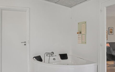 Ingebore - 700M from the Sea: Pared, Piso, Suelo, Techo, Diseño De Interiores, Arreglo De Tubería, Habitación, Plomería, Lámpara, Baño