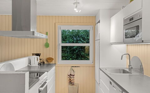 Ingebore - 700M from the Sea: Piso, Cocina, Madera, Mostrador, Aparato De Cocina, Electrodoméstico, Suelo, Diseño De Interiores, Gabinetes, Suelos De Madera