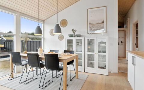 Sazdo - 1.1Km from the Sea: Mueble, Piso, Diseño De Interiores, Madera, Suelo, Mesa, Suelos De Madera, Cocina Y Comedor Mesa, Silla, Comedor