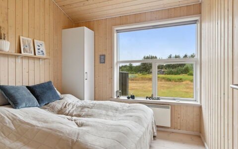 Sazdo - 1.1Km from the Sea: Madera, Habitación, Cama, Suelo, Piso, Techo, Diseño De Interiores, Sábana, Lecho, Marco De La Cama