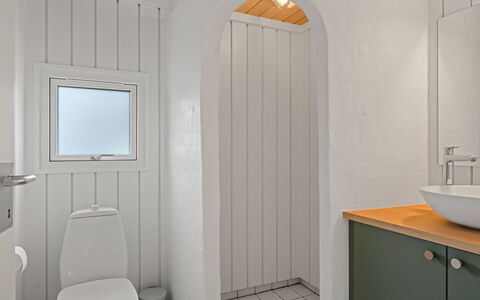Hrefna - 500M from the Sea: Pared, Arreglo De Tubería, Piso, Diseño De Interiores, Baño, Suelo, Plomería, Baño, Habitación, Lavabo
