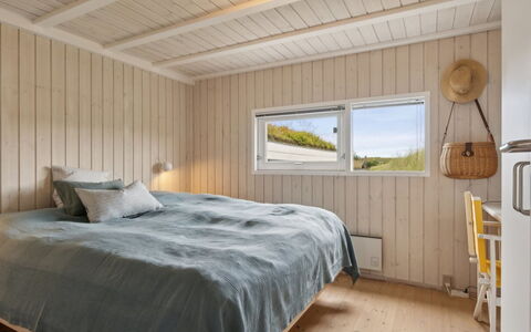 Hrefna - 500M from the Sea: Madera, Habitación, Piso, Techo, Suelo, Diseño De Interiores, Cama, Suelos De Madera, Sábana, Lecho