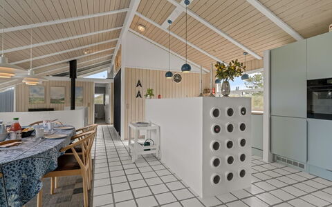Hrefna - 500M from the Sea: Piso, Diseño De Interiores, Suelo, Techo, Cocina, Lámpara, Mostrador, Material Natural, Silla, Sombra