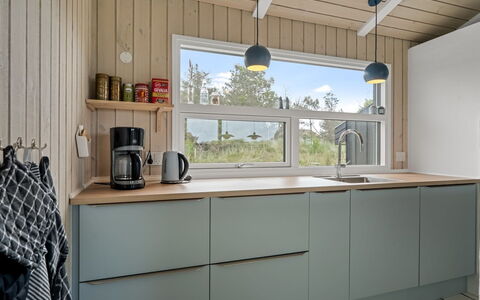 Hrefna - 500M from the Sea: Cocina, Madera, Mostrador, Diseño De Interiores, Piso, Aparato De Cocina, Gabinetes, Suelo, Mueble, Arreglo De Tubería
