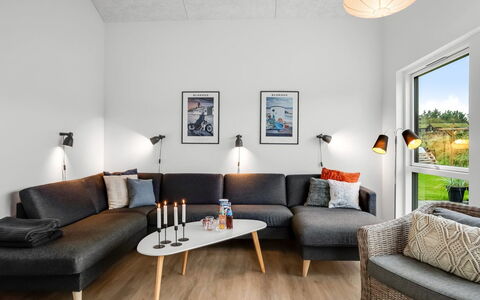 Egil - 1.5Km from the Sea: Mueble, Diseño De Interiores, Sala, Sofá, Mesa De Café, Silla, Material Natural, Arrojar La Almohada