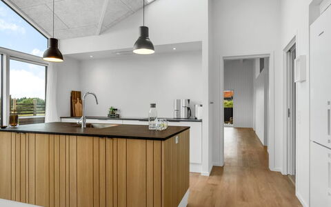 Egil - 1.5Km from the Sea: Cocina, Diseño De Interiores, Madera, Piso, Mostrador, Techo, Suelo, Aparato De Cocina, Gabinetes, Mueble