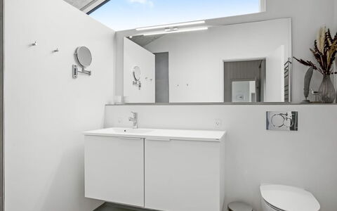 Egil - 1.5Km from the Sea: Arreglo De Tubería, Diseño De Interiores, Piso, Baño, Lavabo, Suelo, Mueble De Baño, Grifo, Lavabo Del Baño, Plomería