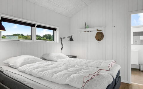 Egil - 1.5Km from the Sea: Habitación, Cama, Lecho, Marco De La Cama, Sábana, Diseño, Tablón, Madera Dura, Colchón, Almohada