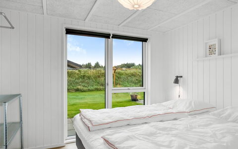 Egil - 1.5Km from the Sea: Madera, Techo, Habitación, Diseño De Interiores, Cama, Suelo, Sábana, Marco De La Cama, Lecho, Madera Dura