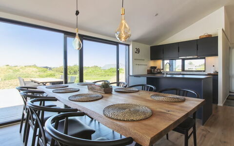 Kristiina - 500M from the Sea: Cocina Y Comedor Mesa, Diseño De Interiores, Comedor, Mueble, Mesa, Techo, Suelos De Madera, Mostrador, Madera Dura, Silla