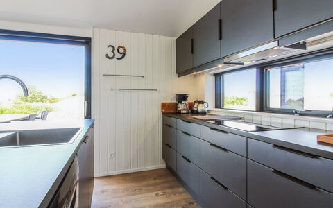 Kristiina - 500M from the Sea: Cocina, Madera, Mostrador, Aparato De Cocina, Gabinetes, Grifo, Arreglo De Tubería, Lavabo, Fregadero, Electrodoméstico
