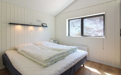 Kristiina - 500M from the Sea: Habitación, Cama, Madera, Sábana, Lecho, Marco De La Cama, Techo, Linos, Habitación, Colchón