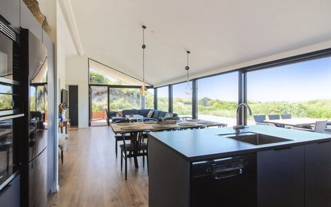 Kristiina - 500M from the Sea: Techo, Diseño De Interiores, Cocina Y Comedor Mesa, Suelos De Madera, Madera Dura, Silla, Sombra, Manchas De Madera, Material Natural, Cocina