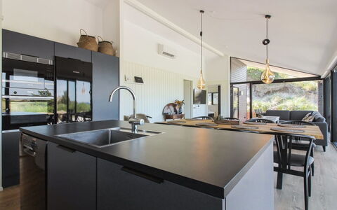 Kristiina - 500M from the Sea: Cocina, Mostrador, Diseño De Interiores, Techo, Mueble, Aparato De Cocina, Lámpara, Cocina Y Comedor Mesa, Encendiendo, Piso
