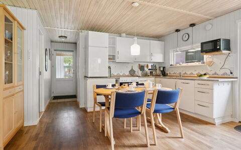 Alkmar - from the Sea: Madera, Piso, Diseño De Interiores, Mueble, Techo, Suelo, Cocina, Casa, Mostrador, Suelos De Madera