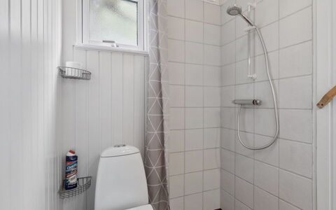 Alkmar - from the Sea: Pared, Piso, Arreglo De Tubería, Suelo, Baño, Baño, Diseño De Interiores, Asiento Del Baño, Plomería, Techo