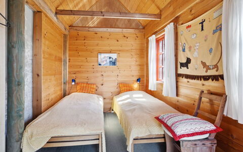 Henke - 100M from the Sea: Habitación, Madera, Mueble, Cama, Piso, Suelo, Diseño De Interiores, Casa, Casa, Habitación