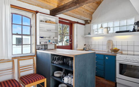 Bedri - 100M from the Sea: Mueble, Cocina, Piso, Mostrador, Diseño De Interiores, Madera, Suelo, Gabinetes, Aparato De Cocina, Techo