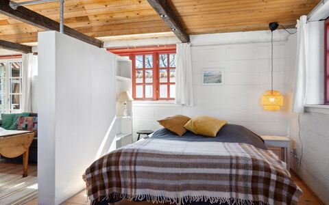 Bedri - 100M from the Sea: Mueble, Diseño De Interiores, Piso, Pared, Suelo, Madera, Techo, Habitación, Cama, Habitación