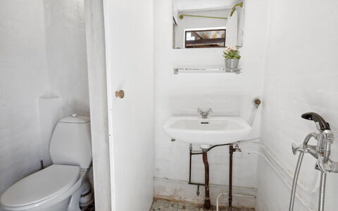 Bedri - 100M from the Sea: Pared, Arreglo De Tubería, Baño, Lavabo Del Baño, Asiento Del Baño, Lavabo, Suelo, Piso, Baño, Plomería