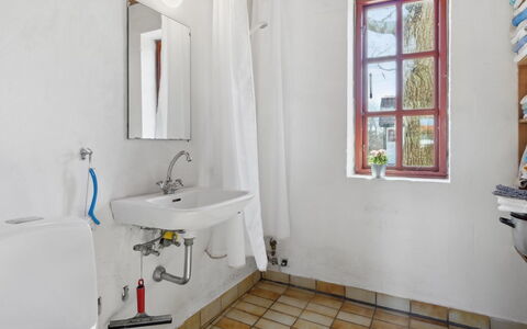 Natalija - 100M from the Sea: Pared, Piso, Arreglo De Tubería, Suelo, Lavabo Del Baño, Baño, Diseño De Interiores, Lavabo, Techo, Plomería