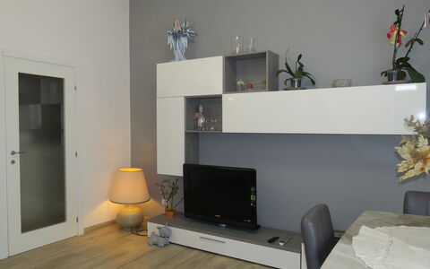 Le Due Madonne: Mueble, Mesa, Edificio, Silla, Vajilla, Nube, Cielo, Manteles, Mueble Para Exteriores, Sombra