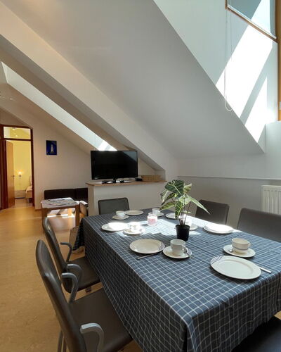 Grevenmacher 110: Mesa, Mueble, Edificio, Planta, Encendiendo, Madera, Silla, Vajilla, Ventana