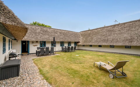 Tatiane - 10Km from the Sea: Techo, Casa, Casa, Cabaña, Vía Muerta, Inmuebles, Entrada De Coches, Edificios Del Jardín, Yarda, Cobertizo