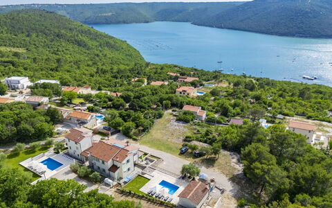 Villa Dina: Vista Panorámica, Costeras Y Los Accidentes Geográficos Oceánico, Piscina, Recurso, Costa, Fotografía Aérea, Ciudad De Vacaciones, Eco Hotel, Bahía, Sonido
