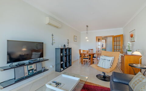 Sunny Beach Casa-M: Piso, Diseño De Interiores, Suelo, Habitación, Techo, Mueble, Sala, Televisión, Departamento, Sofá