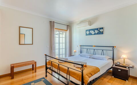 Sunny Beach Casa-M: Mueble, Diseño De Interiores, Suelo, Piso, Cama, Techo, Habitación, Habitación, Marco De La Cama, Departamento