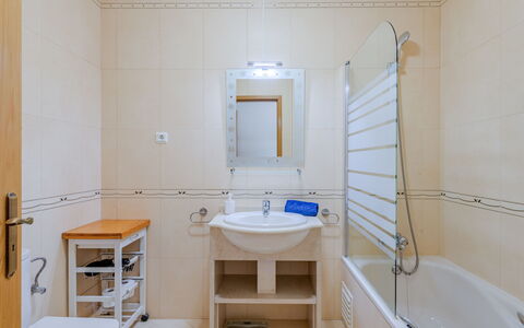 Sunny Beach Casa-M: Arreglo De Tubería, Baño, Piso, Suelo, Diseño De Interiores, Lavabo, Grifo, Lavabo Del Baño, Plomería, Techo