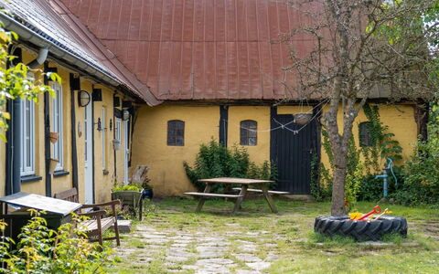 Hansen - 5.2Km from the Sea: Techo, Casa, El Terreno Del Lote, Casa, Cabaña, Inmuebles, Edificios Del Jardín, Sombra, Cuarto De Troncos, Paisajismo