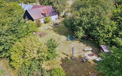 Hansen - 5.2Km from the Sea: Techo, Casa, El Terreno Del Lote, Casa, Cabaña, Inmuebles, Edificios Del Jardín, Sombra, Cuarto De Troncos, Paisajismo