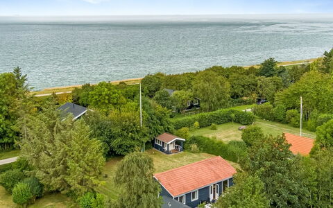 Rikhard - 75M from the Sea: Techo, Casa, El Terreno Del Lote, Casa, Cabaña, Inmuebles, Edificios Del Jardín, Sombra, Cuarto De Troncos, Paisajismo