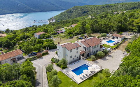 Villa Camellia: Vista Panorámica, Recurso, Fotografía Aérea, Piscina, Inmuebles, Ciudad De Vacaciones, Eco Hotel, Villa, Bahía, Hotel