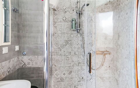 Patrizia: Arreglo De Tubería, Baño, Piso, Diseño De Interiores, Suelo, Plomería, Grifo, Loseta, Ducha, Alcachofa De La Ducha