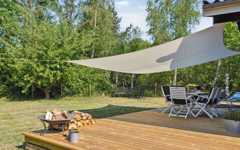 Thordgrim - 600M from the Sea: Sombra, Mueble Para Exteriores, Césped, Jardín, Silla, Yarda, Toldo, Mesa Al Aire Libre, Patio Interior