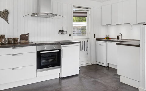 Thordgrim - 600M from the Sea: Cocina, Aparato De Cocina, Mostrador, Piso, Electrodoméstico, Gabinetes, Diseño De Interiores, Electrodoméstico, Suelo, Estufa De Cocina